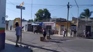 Varios autos y motocicletas tuvieron que desviarse