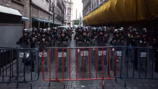 CNTE choca con policías al intentar entrar al Zócalo; SSC reporta calma tras contención