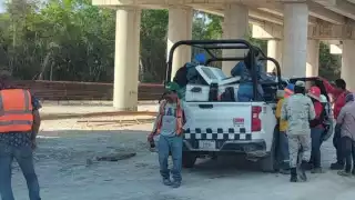 En una foto se muestra a una patrulla de la Guardia Nacional, en el cual se ofrecen alimentos a trabajadores