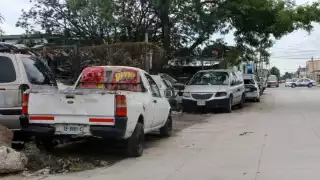 Los encargados retiran los vehículos cuando pasan los inspectores, luego los devuelven a las calles