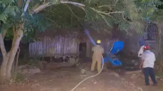 De manera rápido se dio aviso al 911 y vecinos del afectado comenzaron ayudarlo a combatir el fuego con cubetas de agua y mangueras