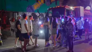 Turistas son evacuados por incendio en el Hotel Nomáds en Cancún
