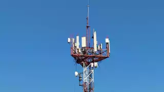 Hombre escala torre de telefonía en Mérida y provoca movilización policiaca