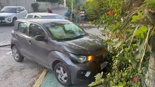 Aparatoso choque entre dos vehículos en Isla del Carmen 2000 deja cuantiosos daños materiales