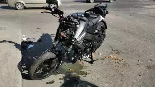 Taxista manda al hospital a dos motociclistas en Ciudad del Carmen
