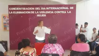 Champotón entrega cartillas de derechos en el Día Internacional contra la Violencia hacia la Mujer