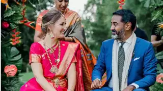 La población se sorprendió al ver llegar a gente extranjera con ropa muy colorida