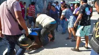 Vecinos se agarran a golpes durante bloqueo al transporte Ko´ox en Siglo XXI, Campeche