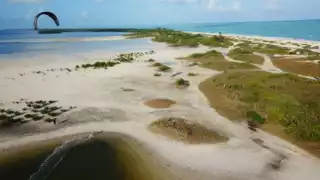 Esta zona es popular entre los amantes del kitesurf y parapente, quienes acuden a la laguna Chacmuchuch por su bajo nivel de agua.