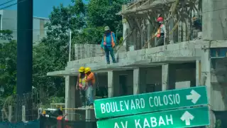 El sector económico con mayor crecimiento porcentual anual en puestos es el de la construcción