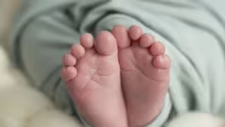 Estados Unidos deporta a bebé mexicano de 2 meses enfermo junto a su familia; denuncian trato “atroz” en centro de detención en Texas