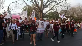 Entre pancartas, batucadas y banderas, los simpatizantes llegaron a las instalaciones del Iepac