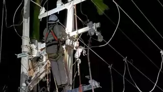 Trabajadores de la CFE han restablecido el servicio de energía eléctrica al 75 por ciento de usuarios afectados por el Huracán otis en Acapulco