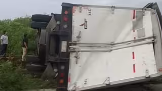 Vuelca tráiler en la carretera Buctzotz–San Antonio Cámara; reportan dos heridos