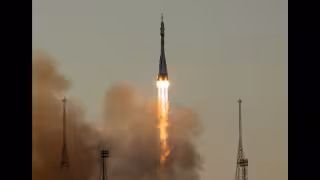 Rusia lanza la Soyuz MS-29 rumbo a la Estación Espacial Internacional con dos cosmonautas y un astronauta de la NASA