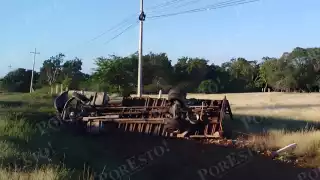 Chofer se duerme al volante y vuelca tractocamión en la Mérida–Campeche; sale ileso