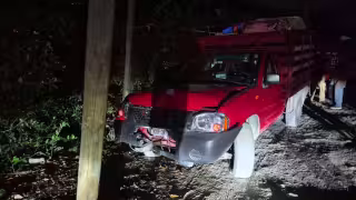 Camioneta se impacta con un poste en la Manigua