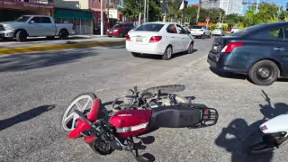 Colisión entre motocicleta y automóvil provoca afectaciones al tránsito en la entrada del puente Zacatal