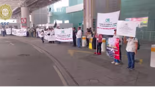 Jubilados de la CFE protestan en el AICM; exigen recuperar el 60% de sus pensiones