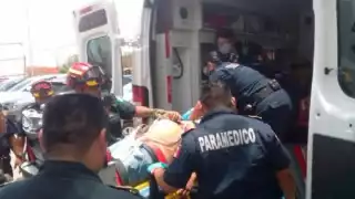 Los obreros fueron valorados y trasladados al hospital.