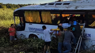 Autobús de la UNACAR sale de la carretera en Sabancuy; reportan varios lesionados