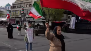 Irán desmiente negociaciones con EU y mantiene cerrado el estrecho de Ormuz en plena escalada