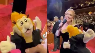 Adele recibió un peluche hace unos días. Foto: Especial