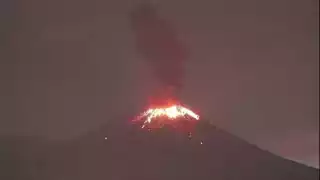 Explosión del volcán Popocatépetl expulsa material incandescente