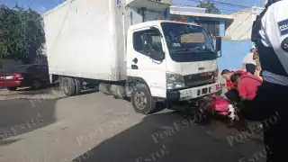 Camión arrolla y arrastra motocicleta en Santa Lucía, Campeche; hay dos lesionados
