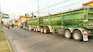 La familia se salvó de ser aplastada por el tractocamión 
