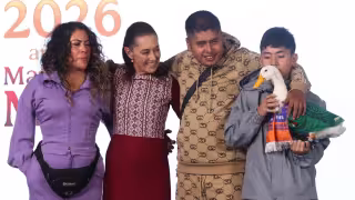 Pato Merlín llega a la mañanera de Sheinbaum y se roba la atención en Palacio Nacional