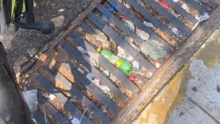 “Se limpian y a los dos días ya están sucias”: Basura en los drenajes provoca las inundaciones en el Centro de Mérida