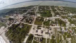 La costa de El Cuyo es amenazada por residentes de casas en la playa