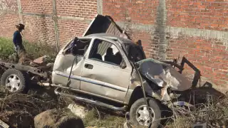 Volcadura en carretera de Michoacán deja 13 heridos; hay menores y una mujer embarazada