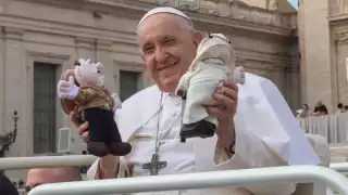 El Papa Francisco recibió hace unos meses sus peluches del Dr. Simi