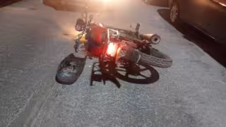 Responsables abandonaron su moto y huyeron