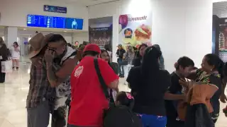 Tras varios minutos, hizo aparición el paisano, quien fue recibido con abrazos de su familia y de su hijo