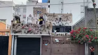 Esta casa se encuentra habitada por una señora, quien tiene cariño por las muñecas