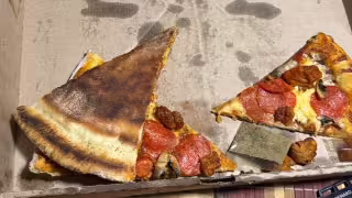 Pidió una pizza en Mérida y le llegó incompleta; acusan al repartidor de comérsela