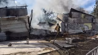 Incendio consume humilde vivienda en la invasión 23 de Julio; detienen a hombre señalado por su pareja
