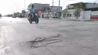 Es un peligro pasar en el paso peatonal por las varillas que se asoman