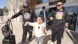 Abelito llega a Campeche y manda saludo especial a Por Esto! desde el aeropuerto
