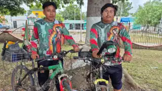 La fe los mueve: Héctor y Nesto peregrinan bajo la lluvia desde Calkiní para cumplirle a la Virgen