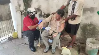 Resbalón reabre lesión crónica de hombre en Ciudad del Carmen; bomberos lo auxilian