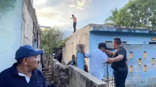 El hombre cayó desde tres metros cuando pedía que se retirarán los policías