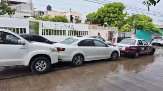 Aparatosa carambola de tres vehículos en la colonia Obrera deja cuantiosos daños materiales