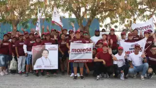 La música y la presencia de los simpatizantes alegró a los presentes.