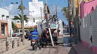Al desbordarse el drenaje, la contaminación llega hasta la playa.