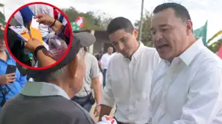 Se la pasó repartiendo playeras a los pocos que abrieron sus hogares para recibirlo