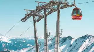 Los hechos ocurrieron este martes por la mañana, cuando una góndola de esquí se desplomó,